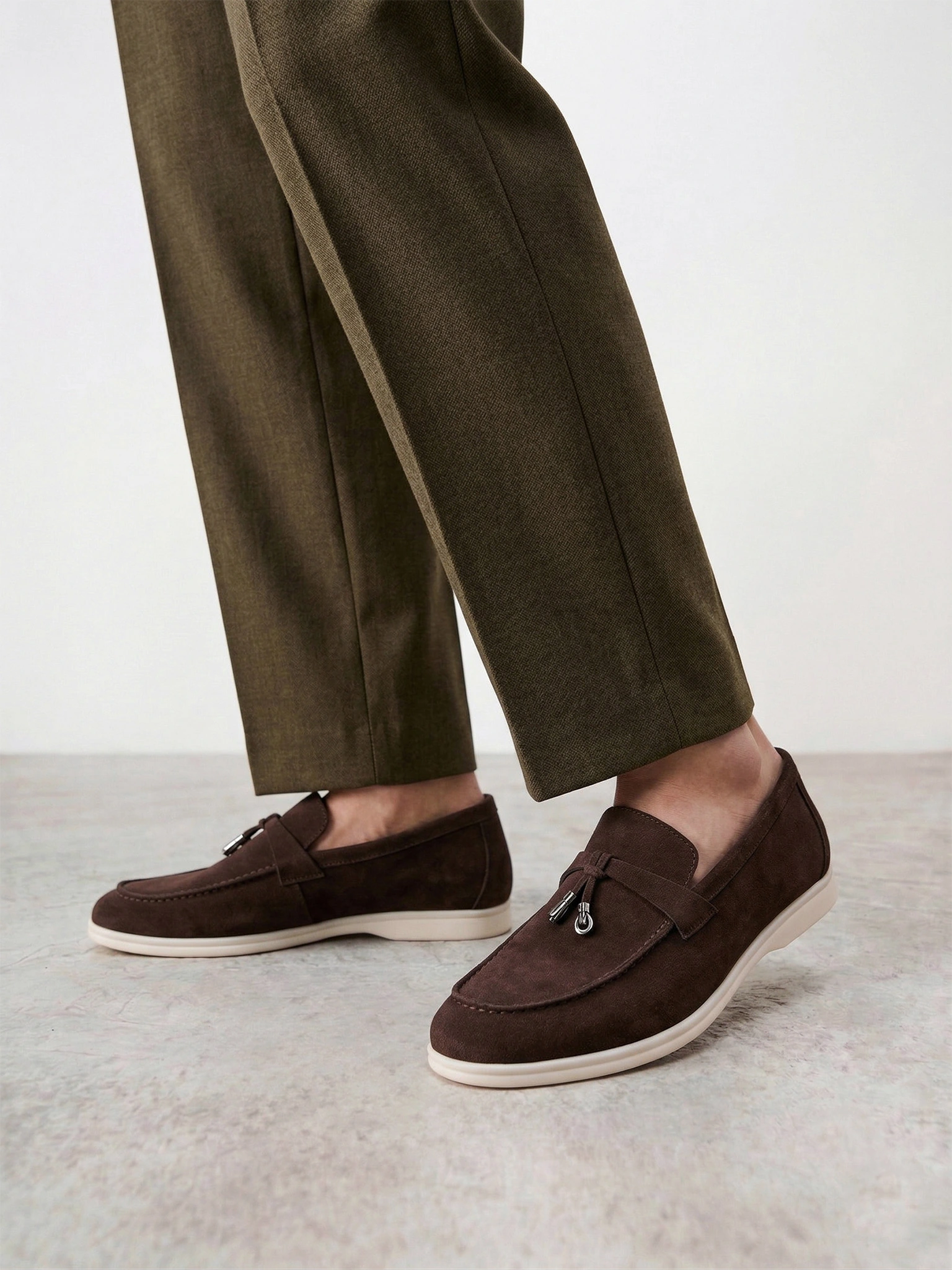 Туфли-лоферы темно-коричневого цвета на низкой подошве